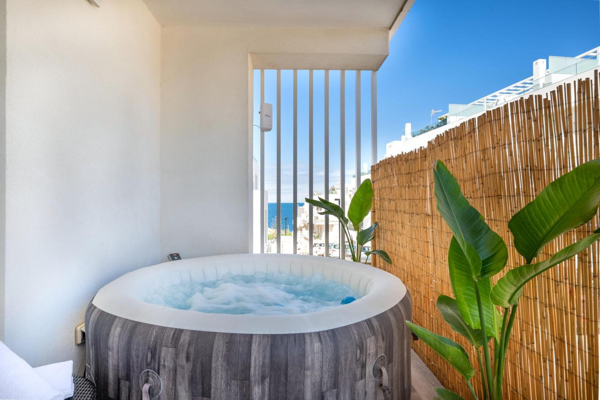 Exclusive Deluxe Apt Up To 6 People & Heated Tub Полиньяно-а-Маре Экстерьер фото