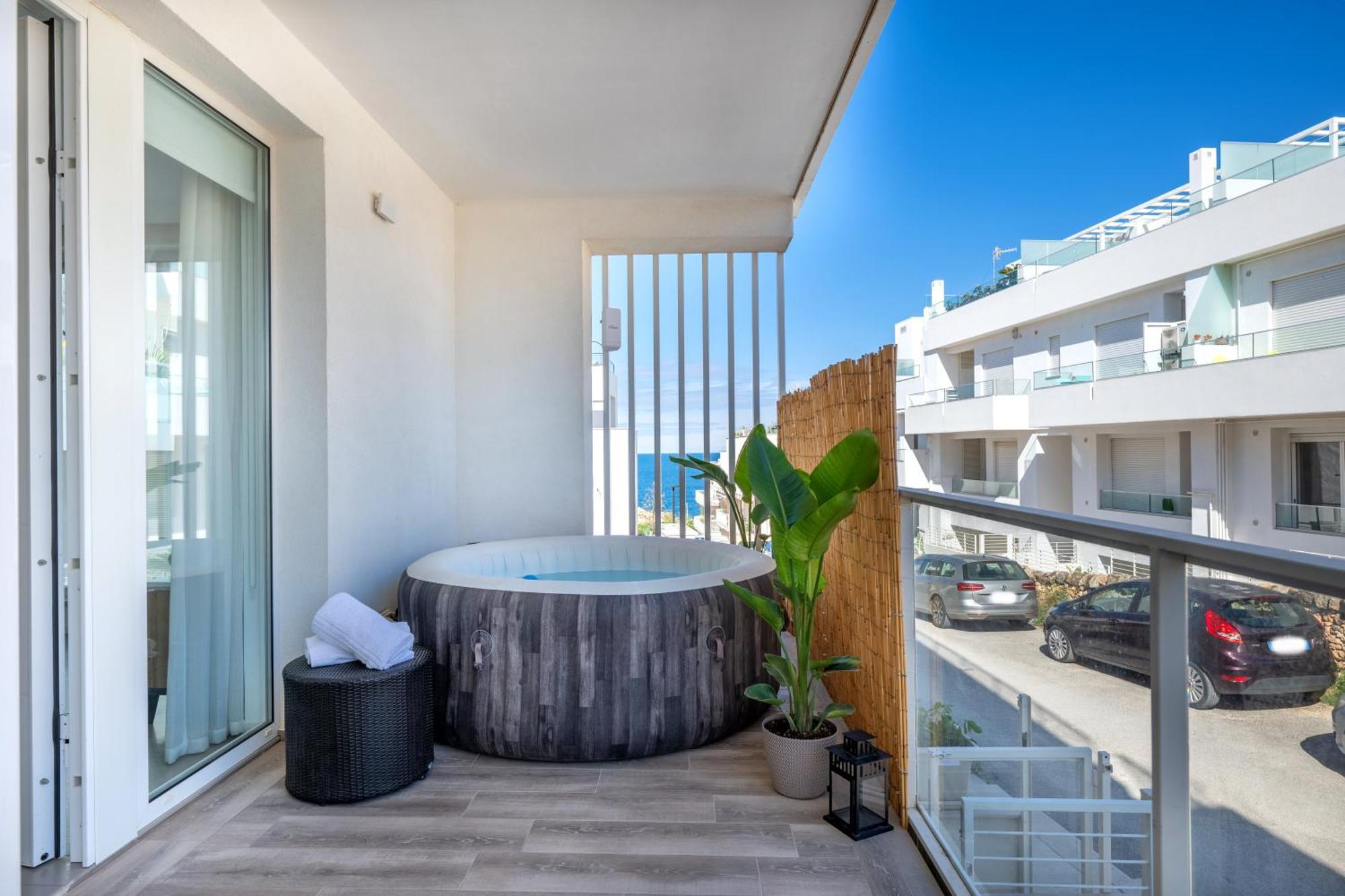 Exclusive Deluxe Apt Up To 6 People & Heated Tub Полиньяно-а-Маре Экстерьер фото